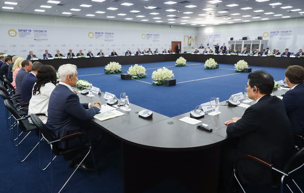Meeting with foreign business leaders